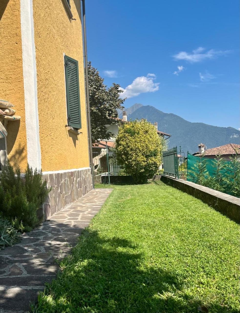 Casa Gialla Gera Lario Esterno foto